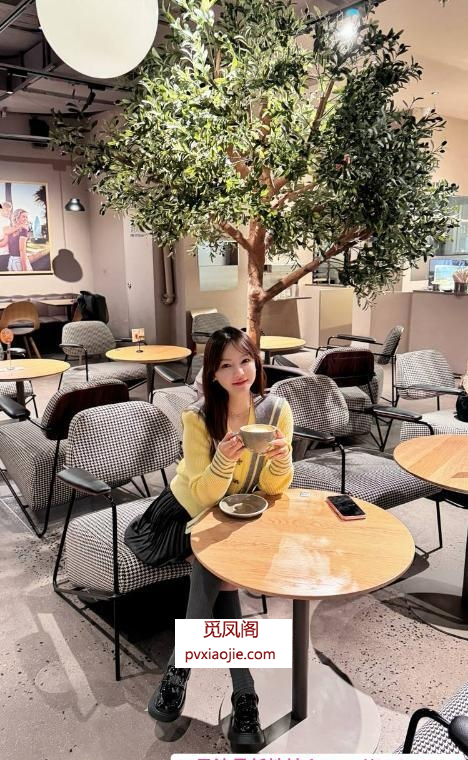 性感迷人翘臀气质老师